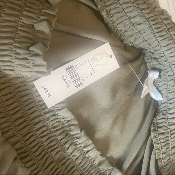 New York & Co peasant top. Olive green - NWT - Size XL - Picture 3 of 4